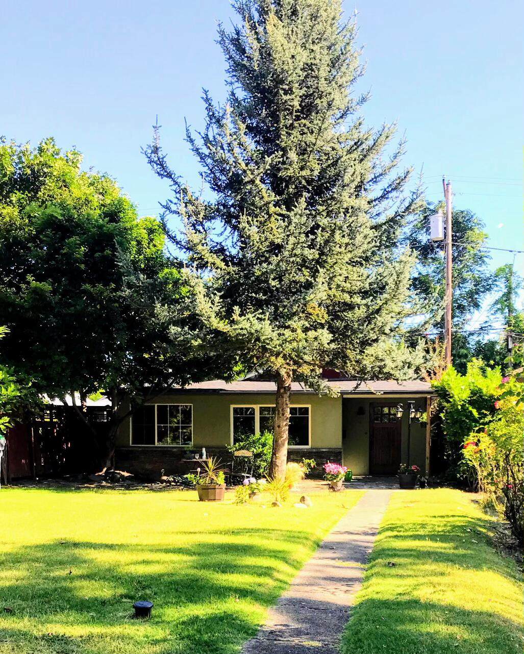 920 Queen Anne Avenue - Photo 1