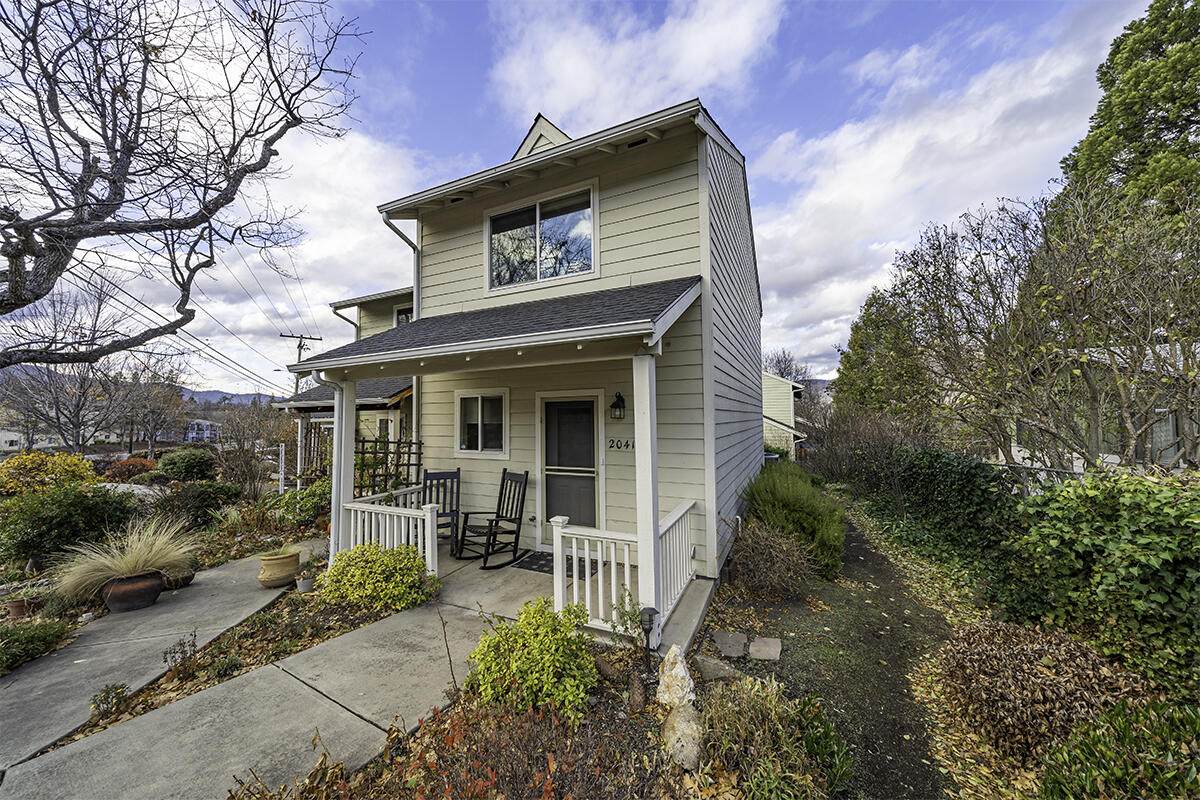 2041 Siskiyou Boulevard - Photo 1