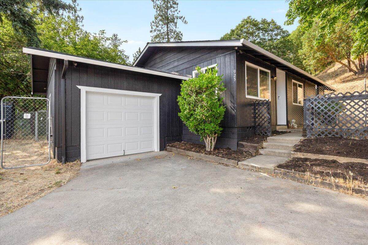 925 6th Avenue - Photo 1