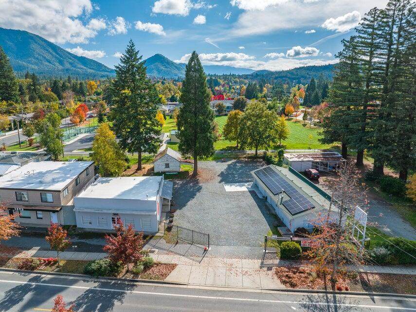 1489 Rogue River Highway - Photo 1