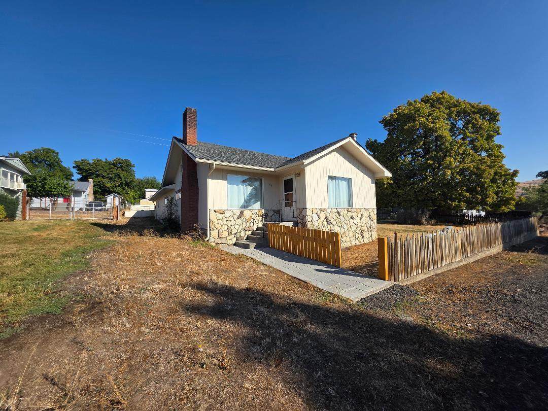 614 Staats Avenue - Photo 1