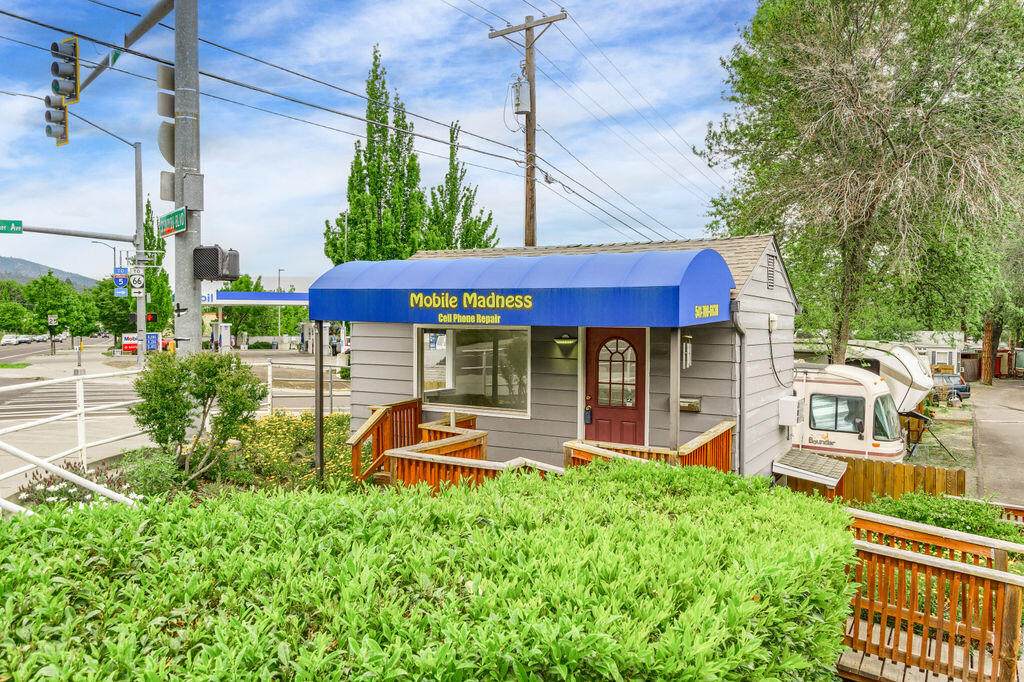 1545 Siskiyou Boulevard - Photo 1