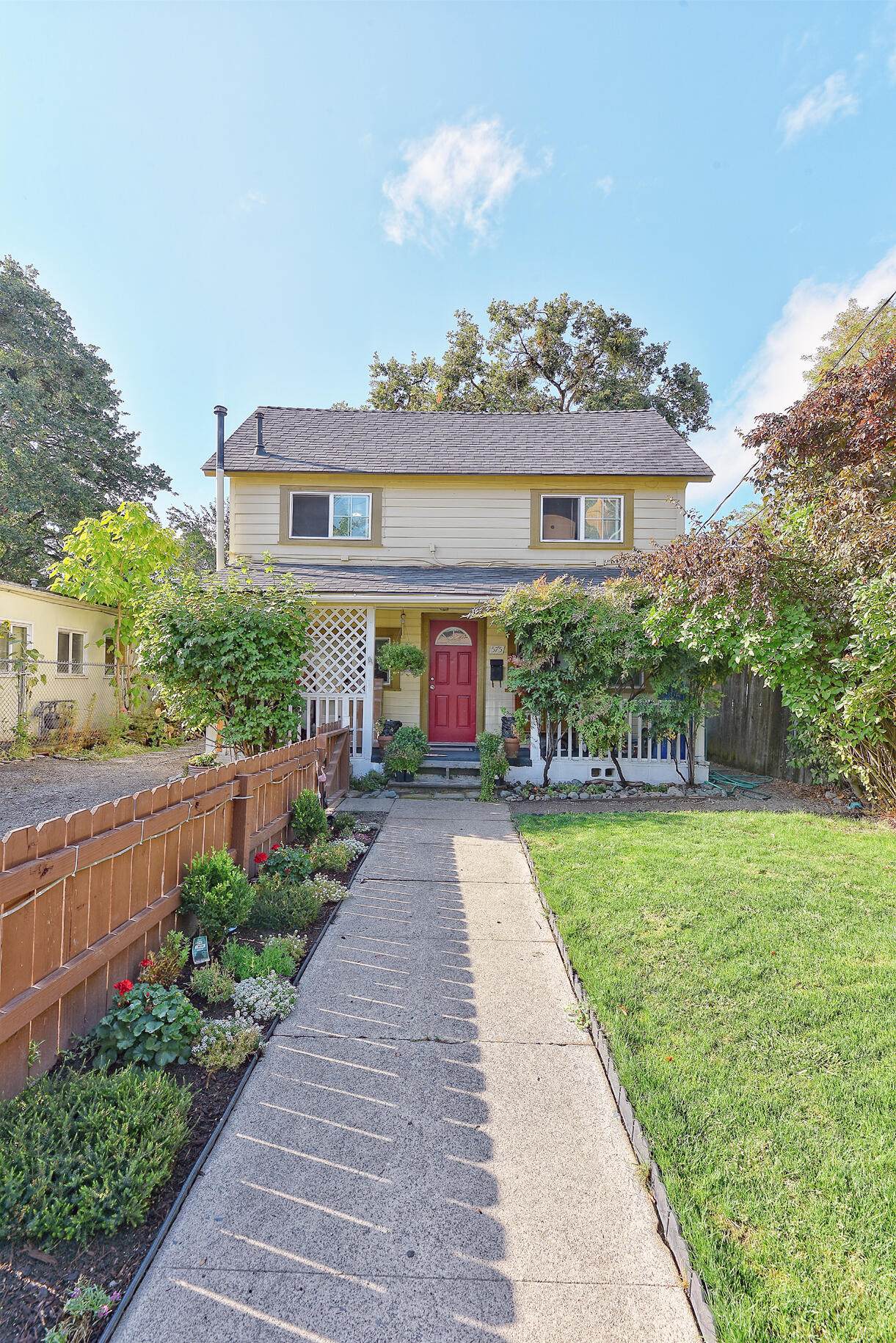 575 Sw G Street - Photo 1