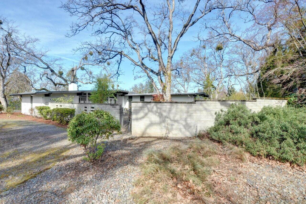 211 Groveland Avenue - Photo 1