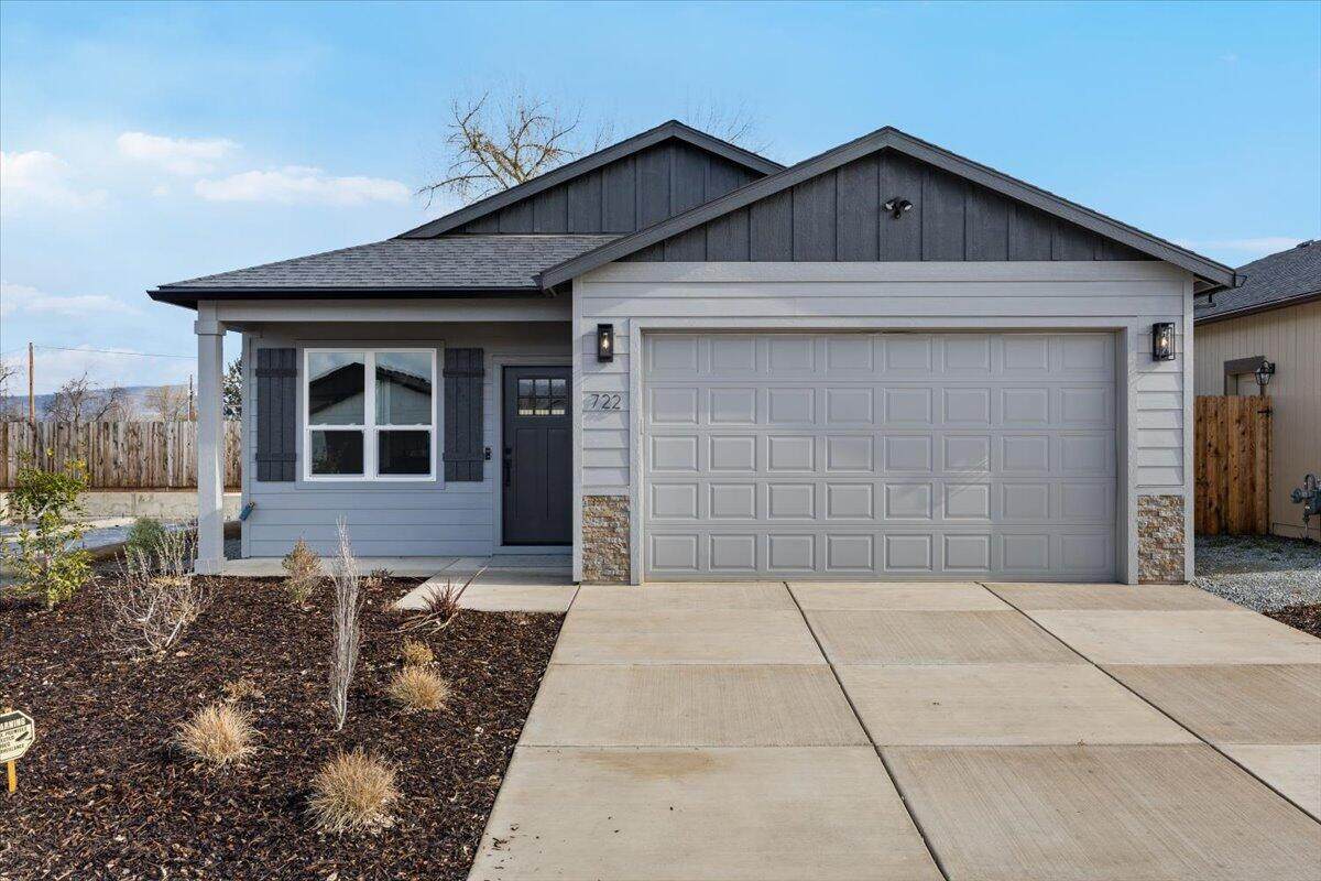 728 Dahl Place - Photo 1