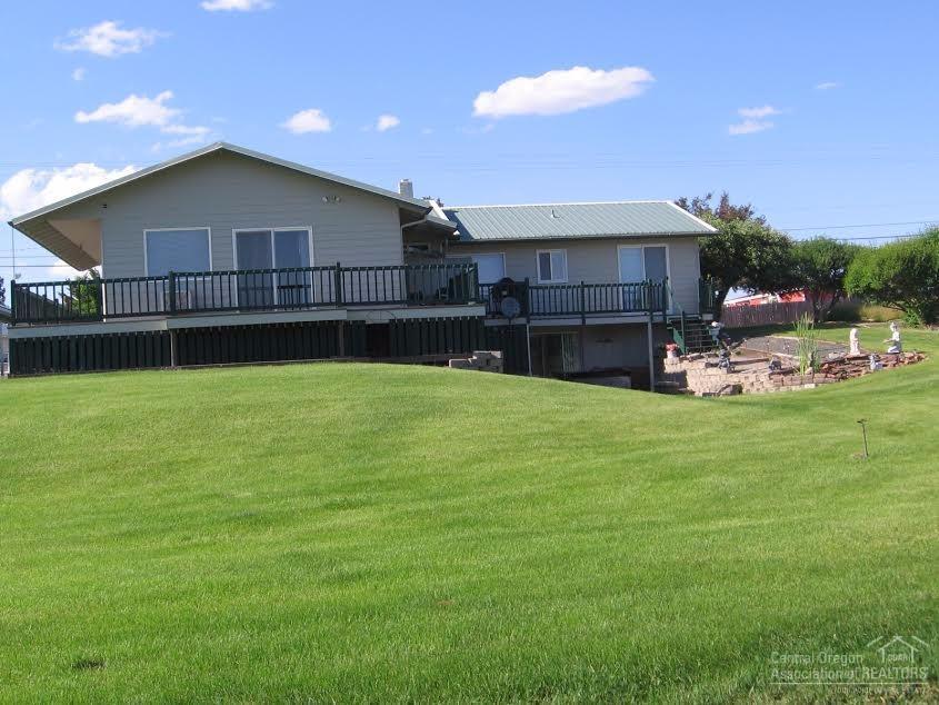 3671 SW Iris Lane, Culver, OR 97734 (MLS #201511767) :: Birtola Garmyn High Desert Realty