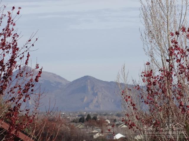 3570 SW Salmon Avenue, Redmond, OR 97756 (MLS #201601607) :: Birtola Garmyn High Desert Realty
