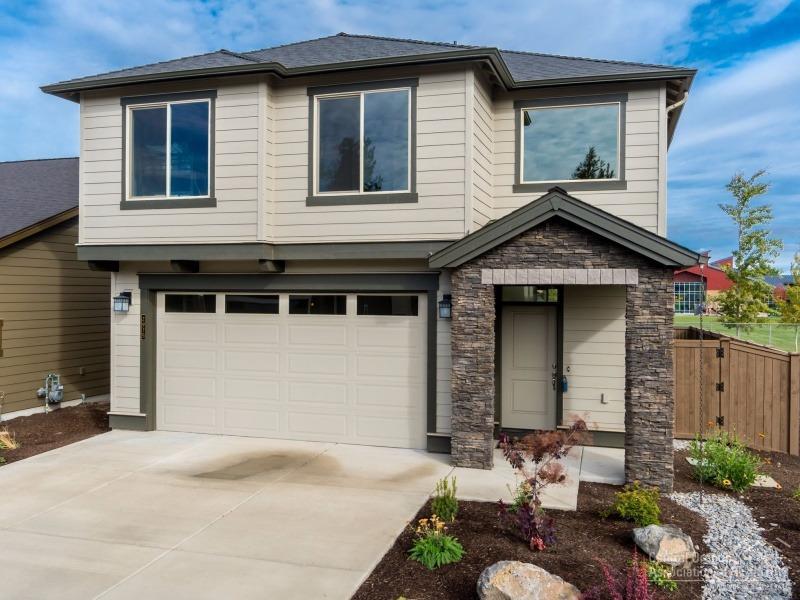 2975 SW Yew Park Lane, Redmond, OR 97756 (MLS #201603592) :: Birtola Garmyn High Desert Realty