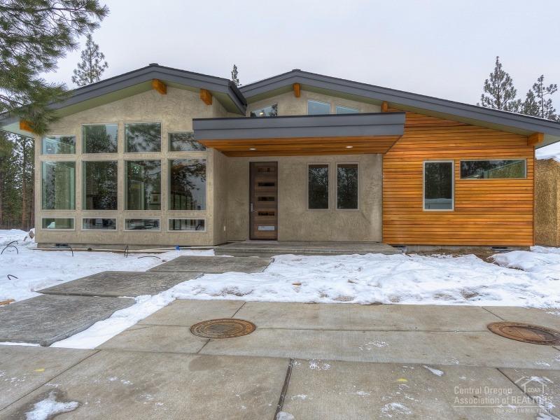 62636 NW Mt Thielsen Drive, Bend, OR 97703 (MLS #201607392) :: Birtola Garmyn High Desert Realty