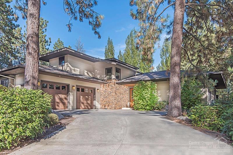 61648 Cedarwood Road, Bend, OR 97702 (MLS #201609352) :: Birtola Garmyn High Desert Realty