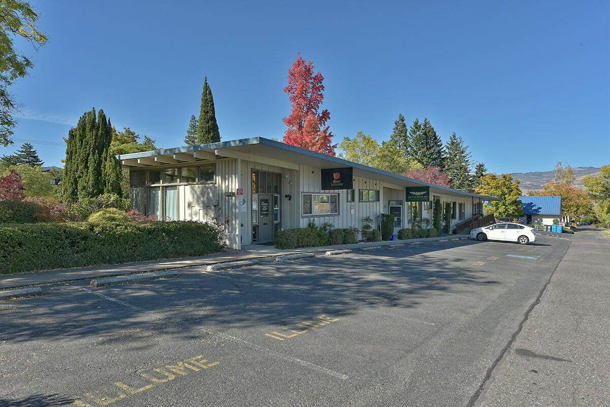 993 Siskiyou Boulevard - Photo 1