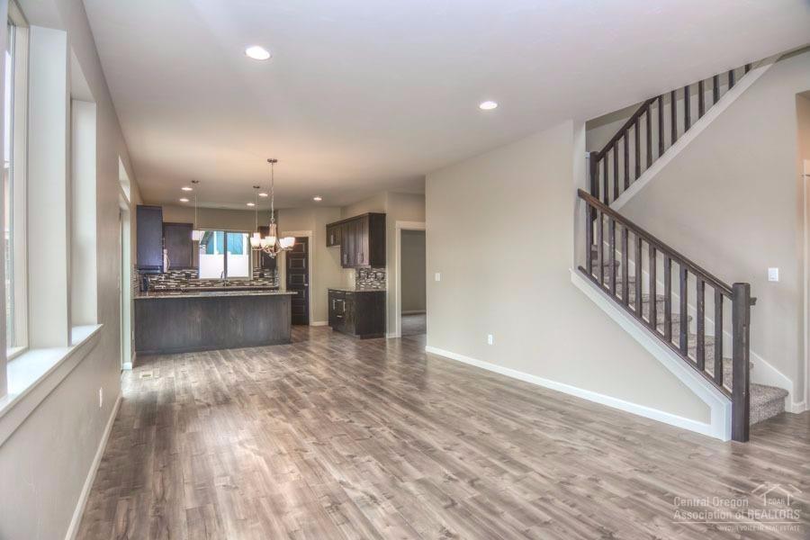 2269 NE Jackson Avenue, Bend, OR 97701 (MLS #201609220) :: Birtola Garmyn High Desert Realty