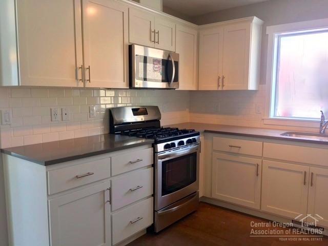 520 SE Reed Market Road, Bend, OR 97702 (MLS #201700139) :: Fred Real Estate Group of Central Oregon