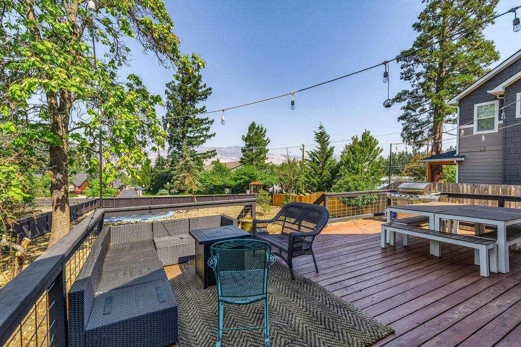 2300 Siskiyou Boulevard - Photo 1