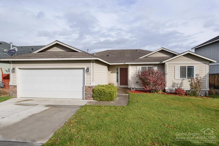 555 NE Redwood Avenue, Redmond, OR 97756 (MLS #201608485) :: Birtola Garmyn High Desert Realty