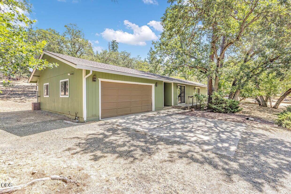 15 Twin Oaks Road - Photo 1