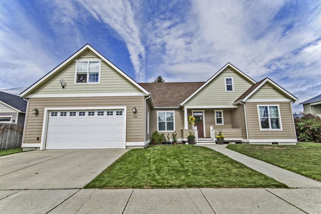 1702 Oak St - Photo 1