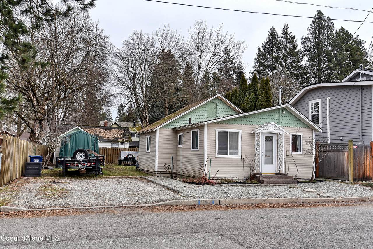 320 Hubbard Ave - Photo 1