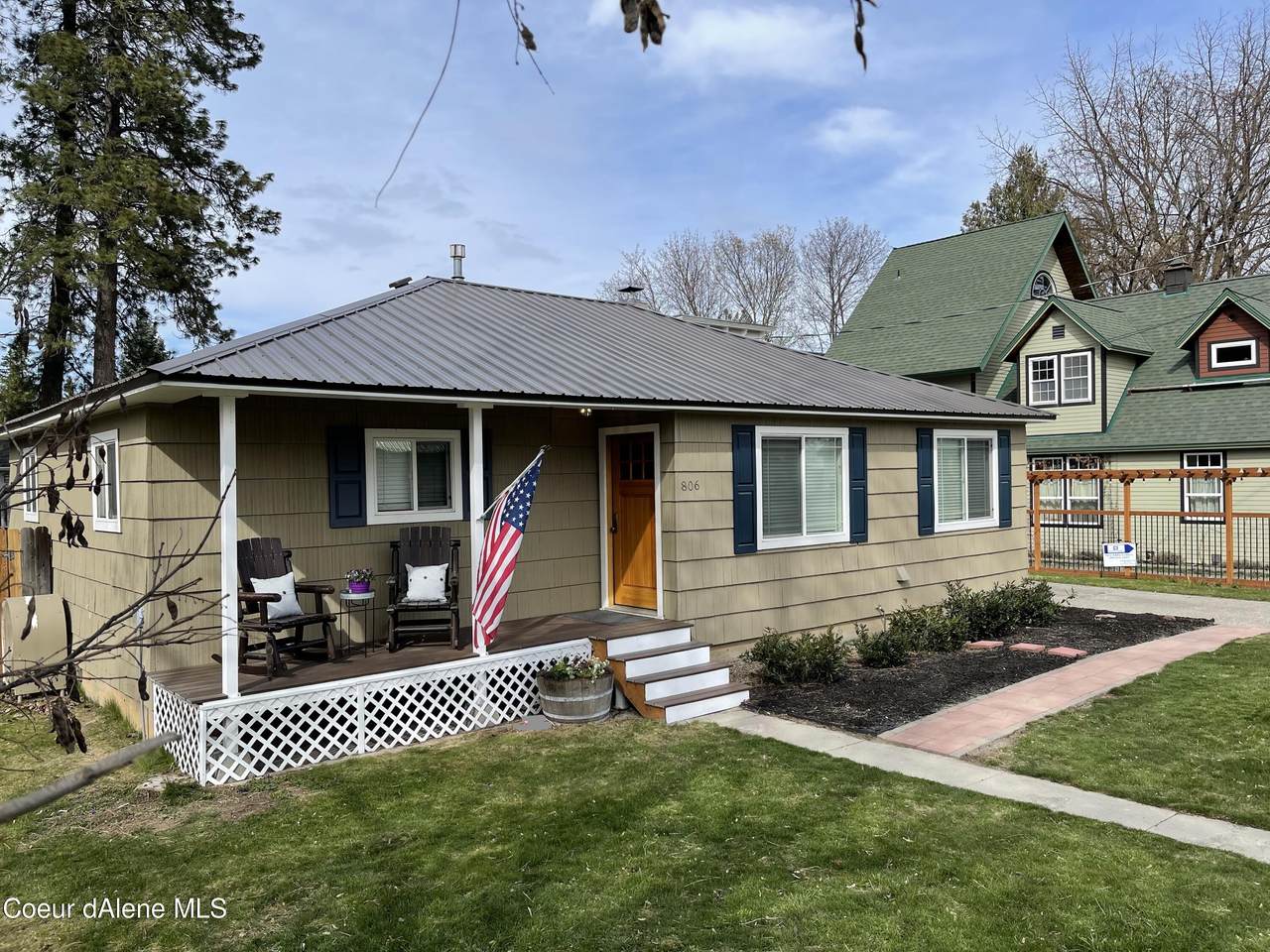 806 Larch St - Photo 1