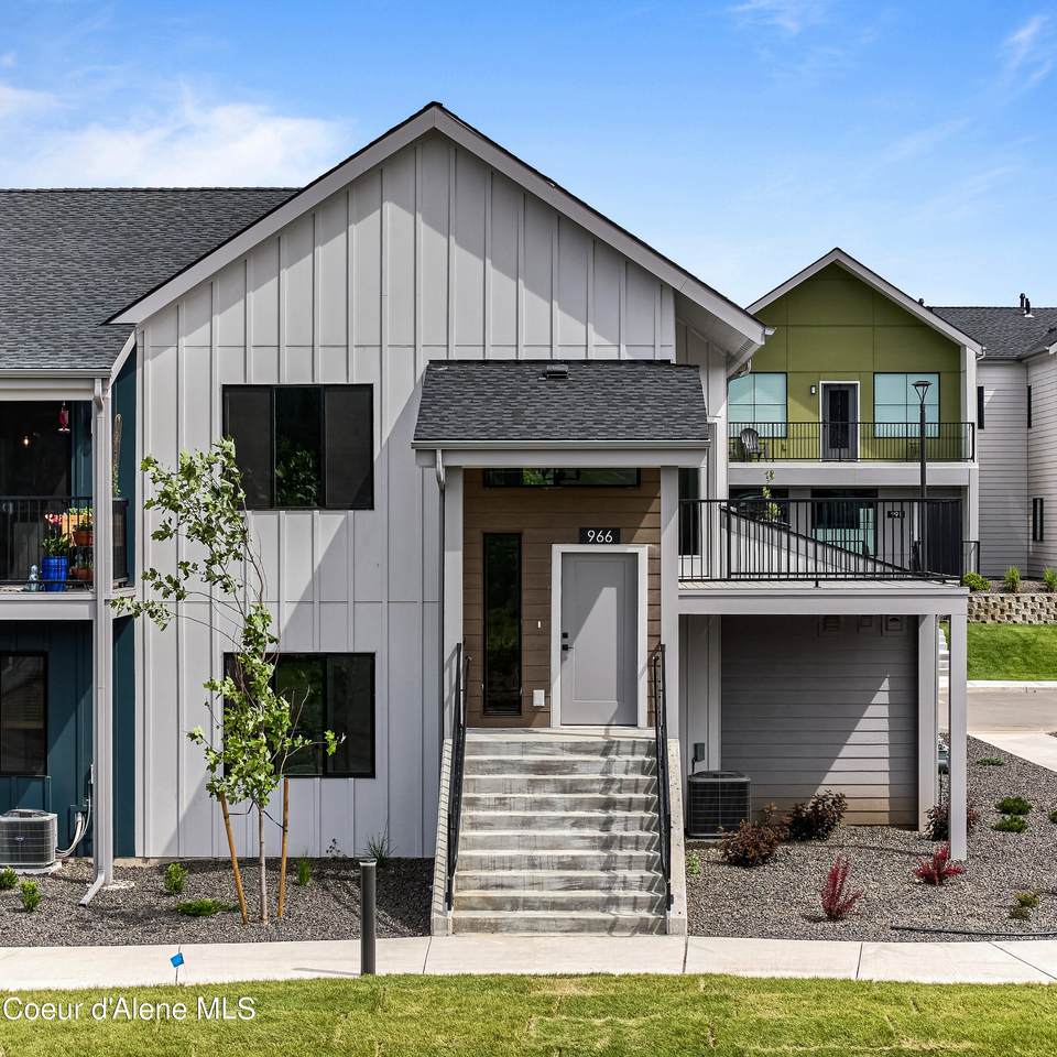 966 Railroad Avenue - Photo 1