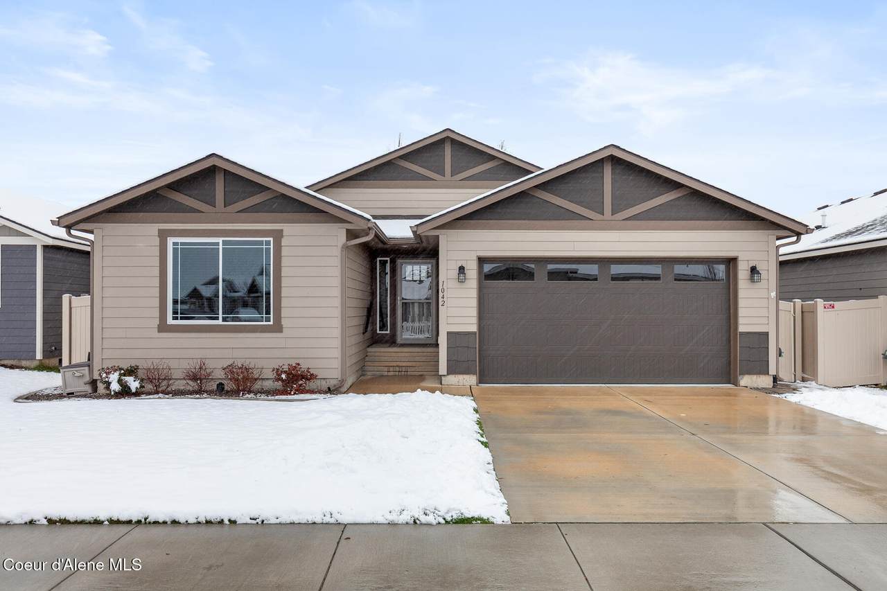 1042 Allenby Ave - Photo 1