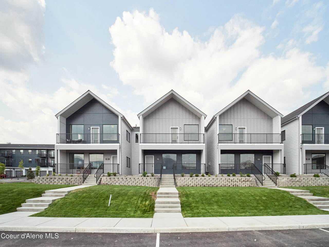 953 Railroad Ave - Photo 1