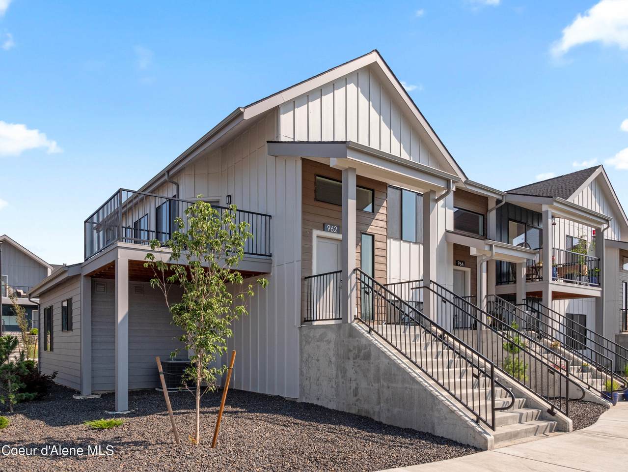 962 Railroad Ave - Photo 1