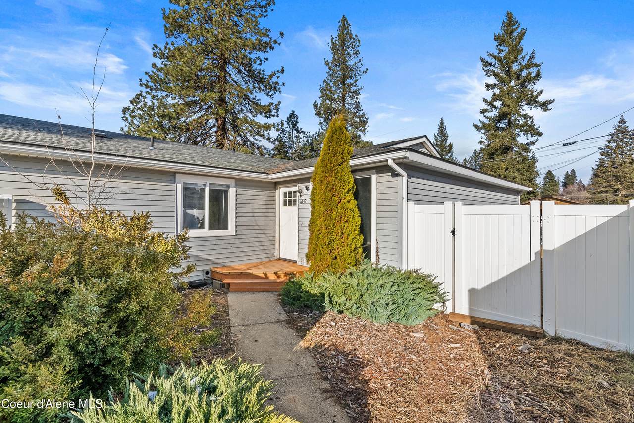 1637 Hastings Ave - Photo 1