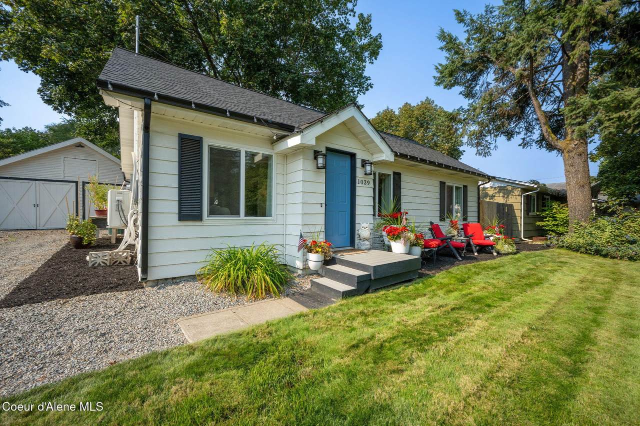 1039 16TH St - Photo 1