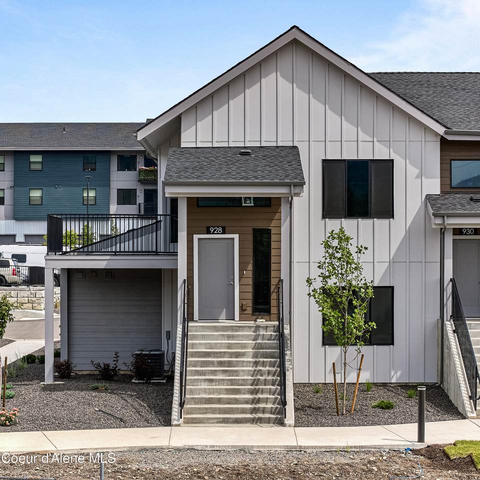 928 Railroad Ave - Photo 1