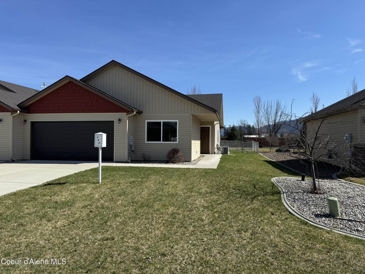 843 Woodlawn Dr - Photo 1