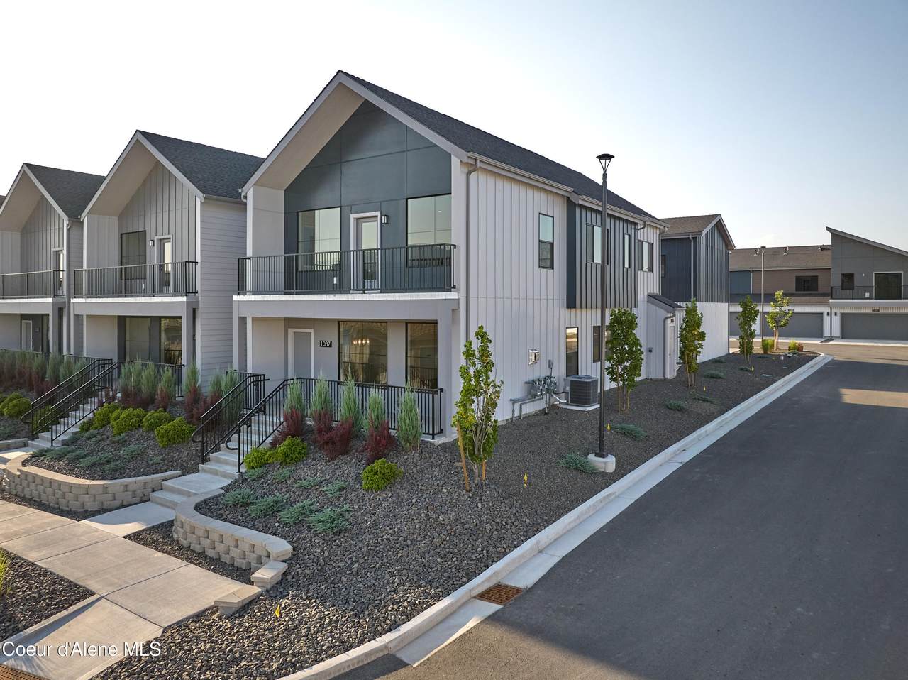 1037 Railroad Avenue - Photo 1