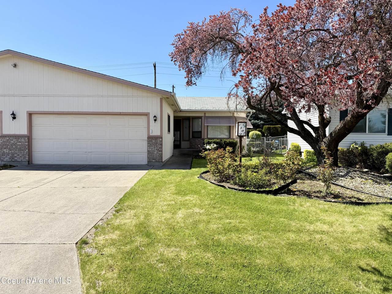 1537 Woodlawn Dr - Photo 1