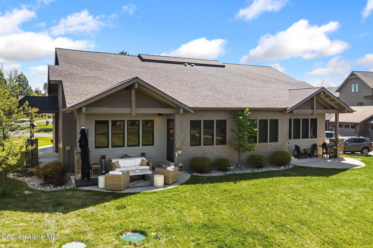 563 Lakeshore Ave - Photo 1