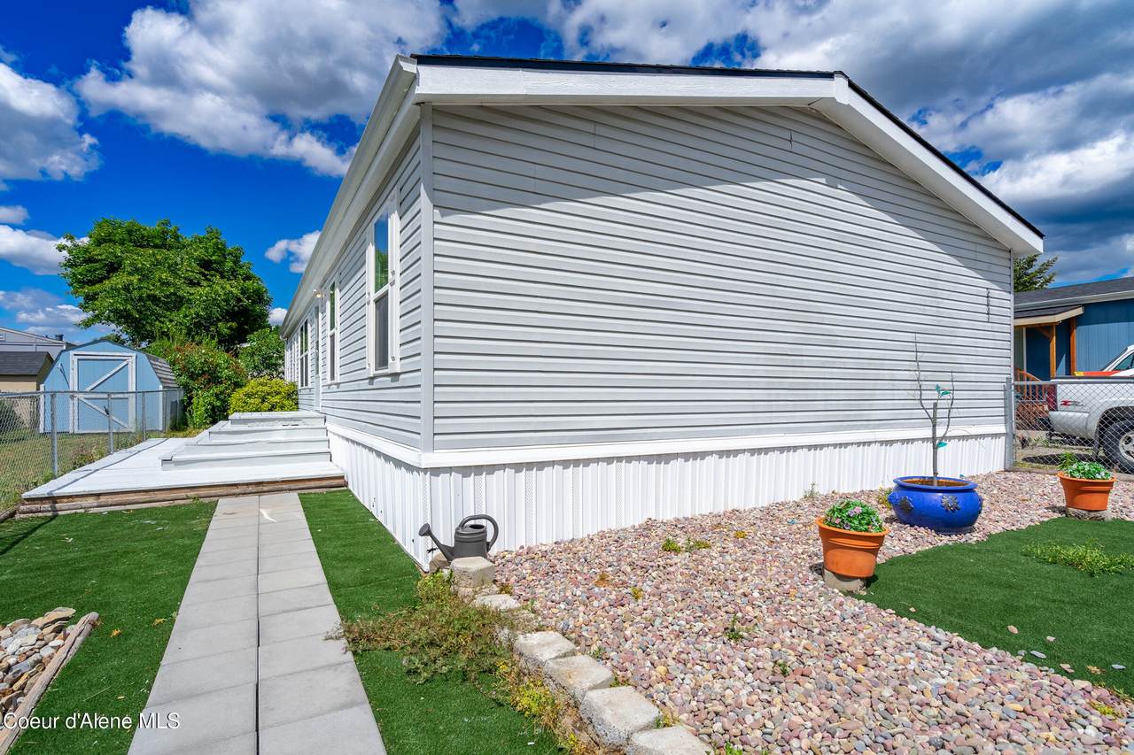 2037 Yorkshire Ave - Photo 1