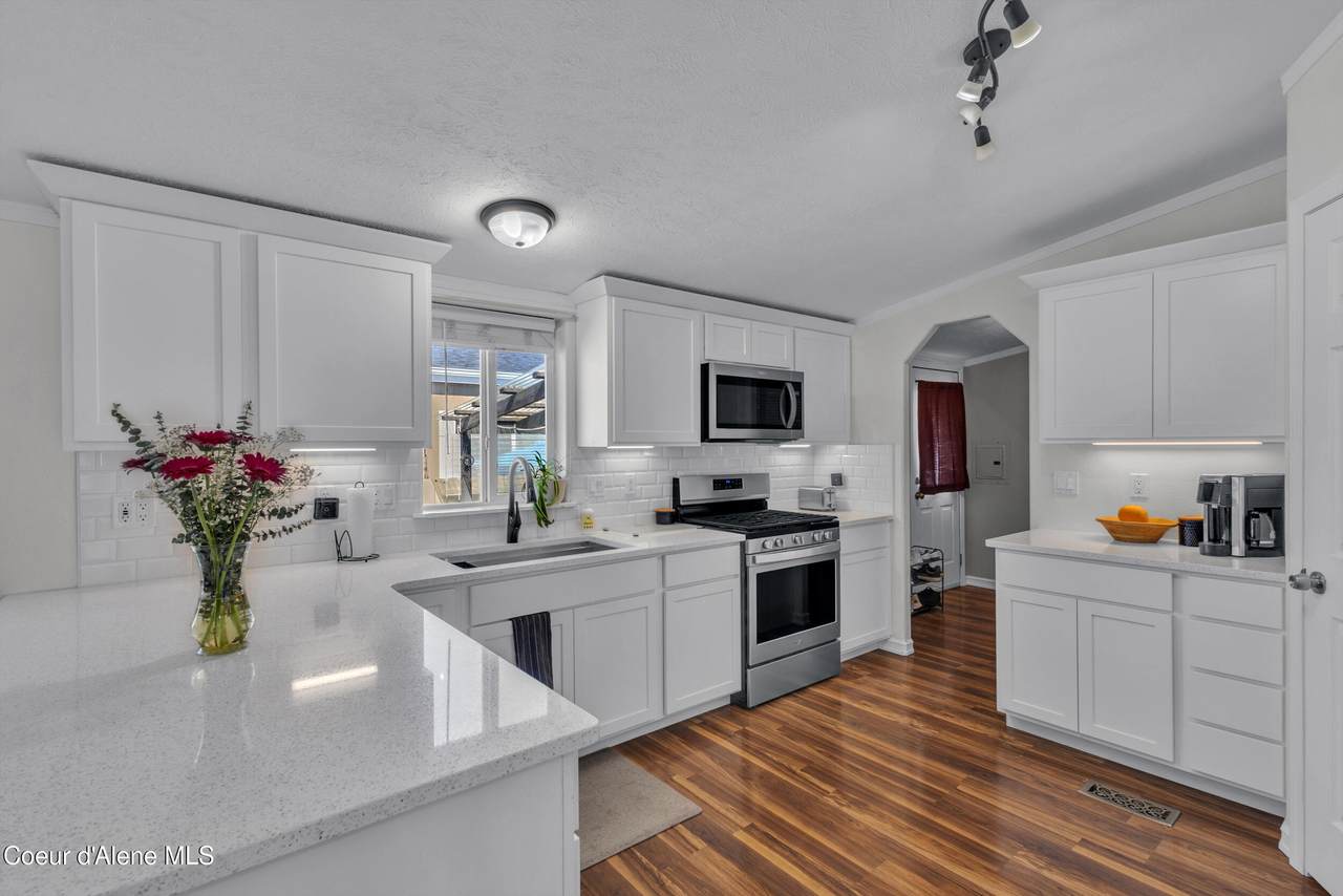 2246 Windermere Ave - Photo 1