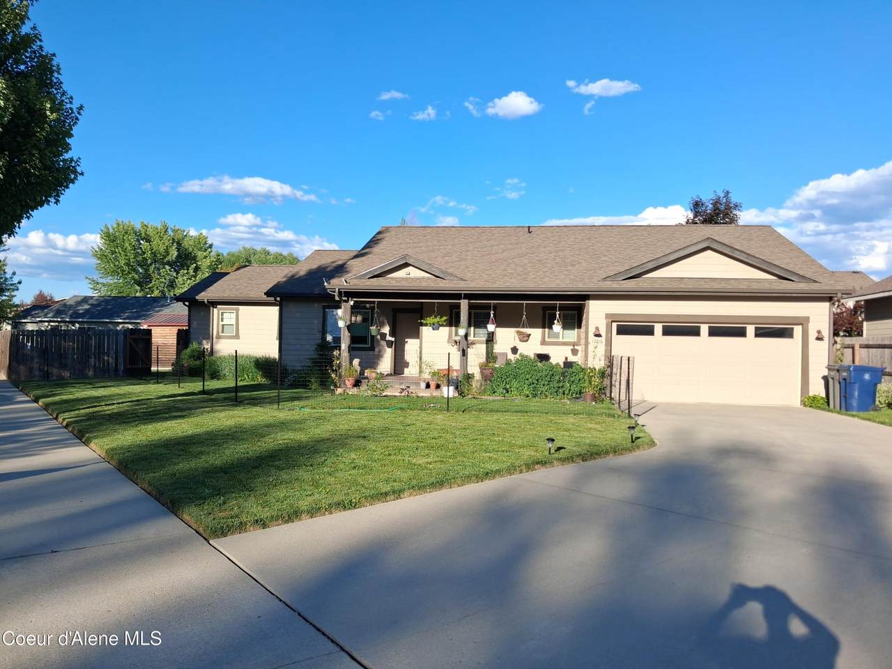 1206 Honeysuckle Ave - Photo 1