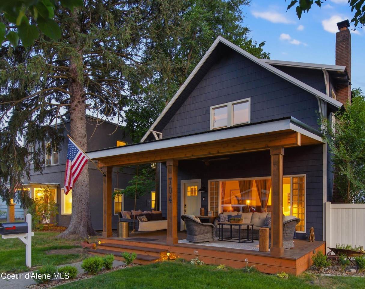 704 Wallace Ave - Photo 1