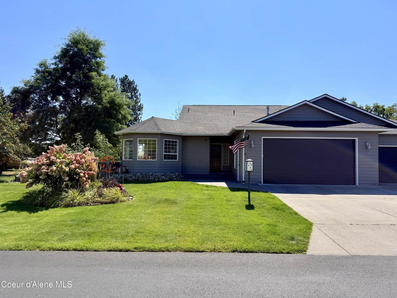 1020 Woodlawn Dr - Photo 1