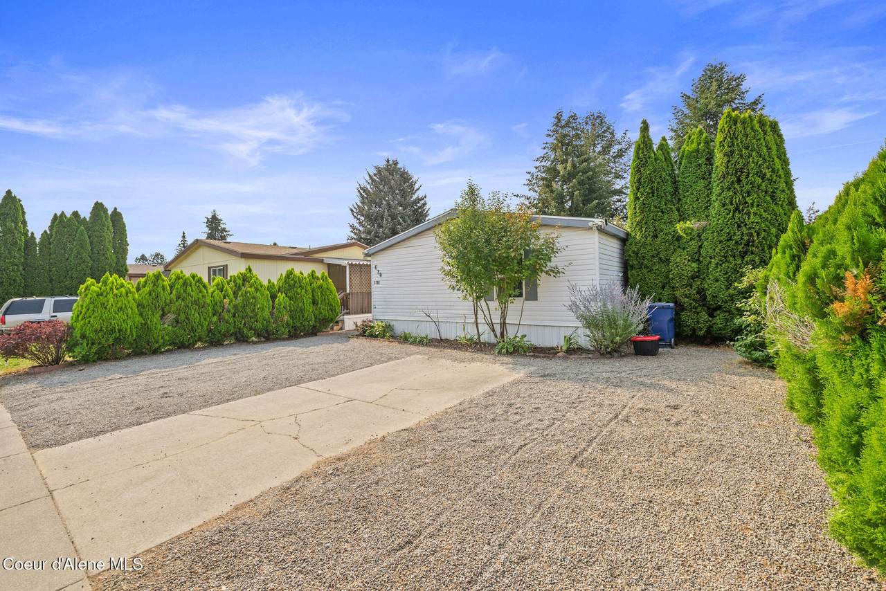 1710 Yorkshire Ave - Photo 1