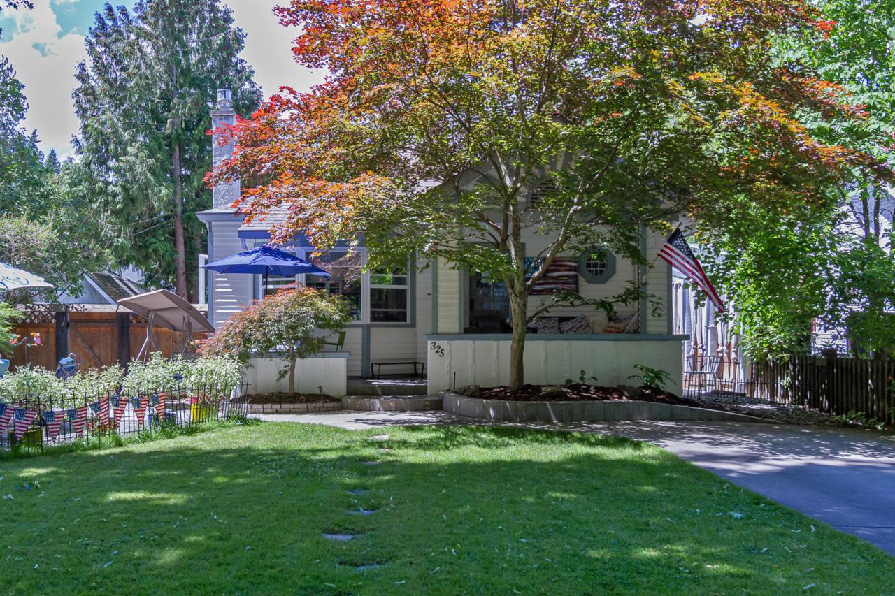 325 Park Dr - Photo 1