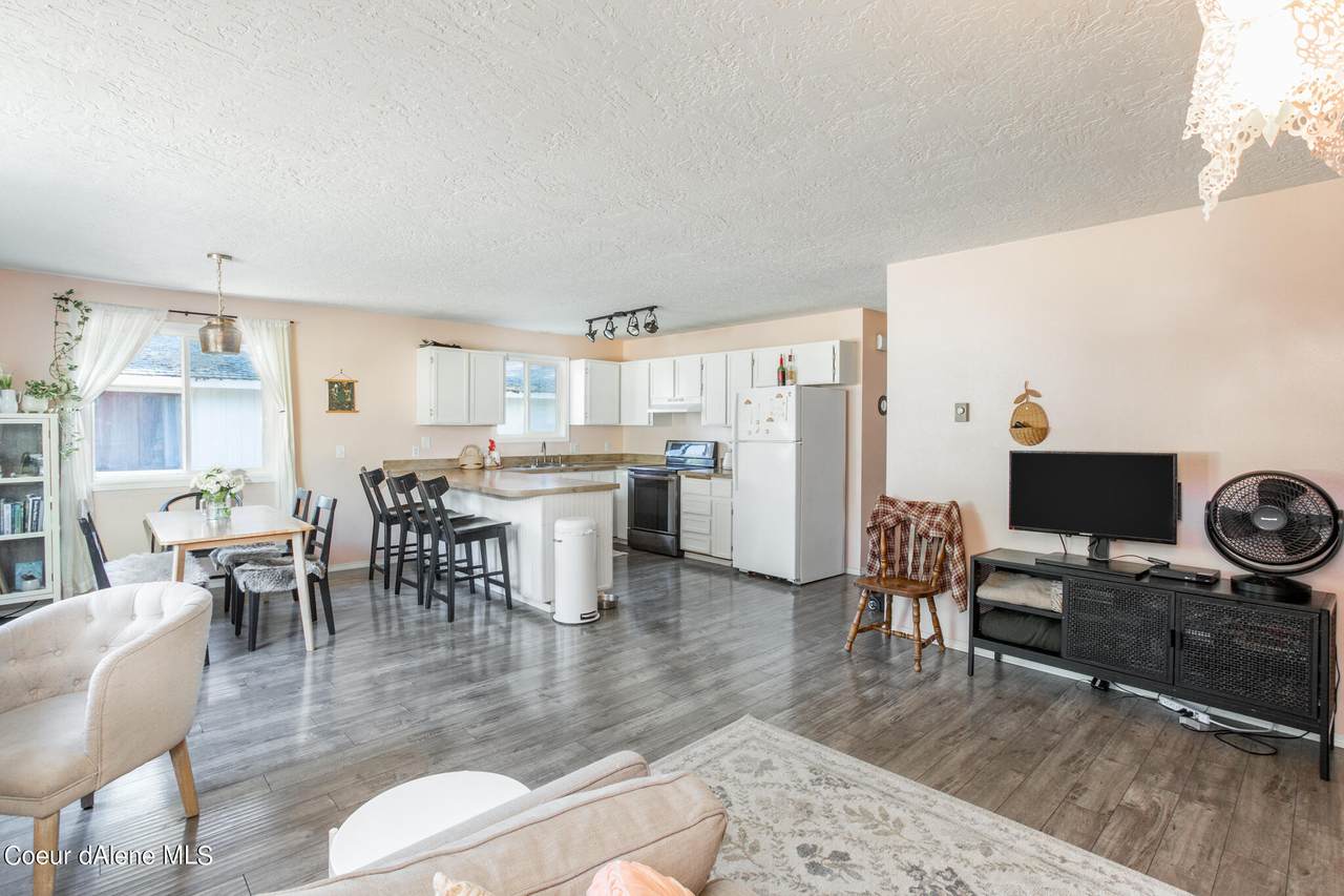 2113 Walnut St - Photo 1
