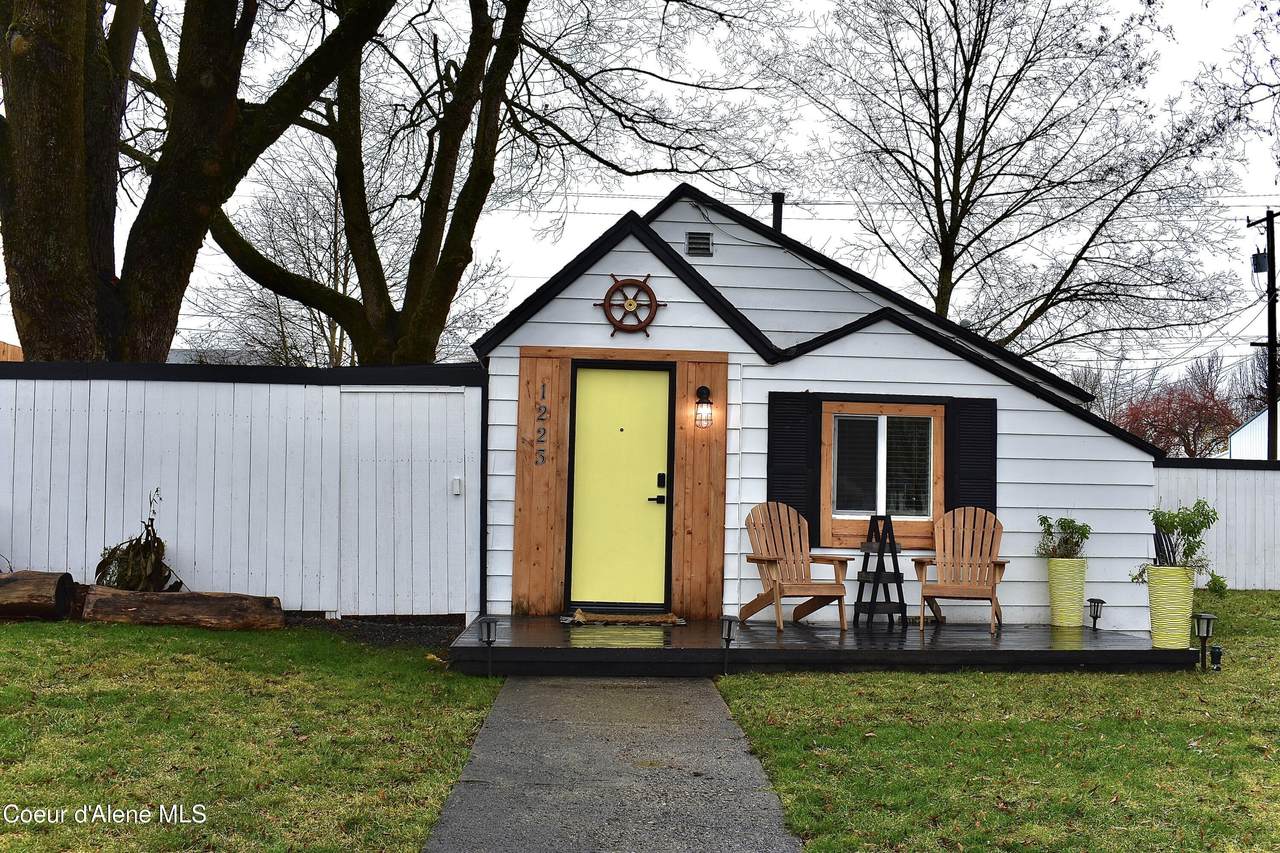 1223 1st St - Photo 1