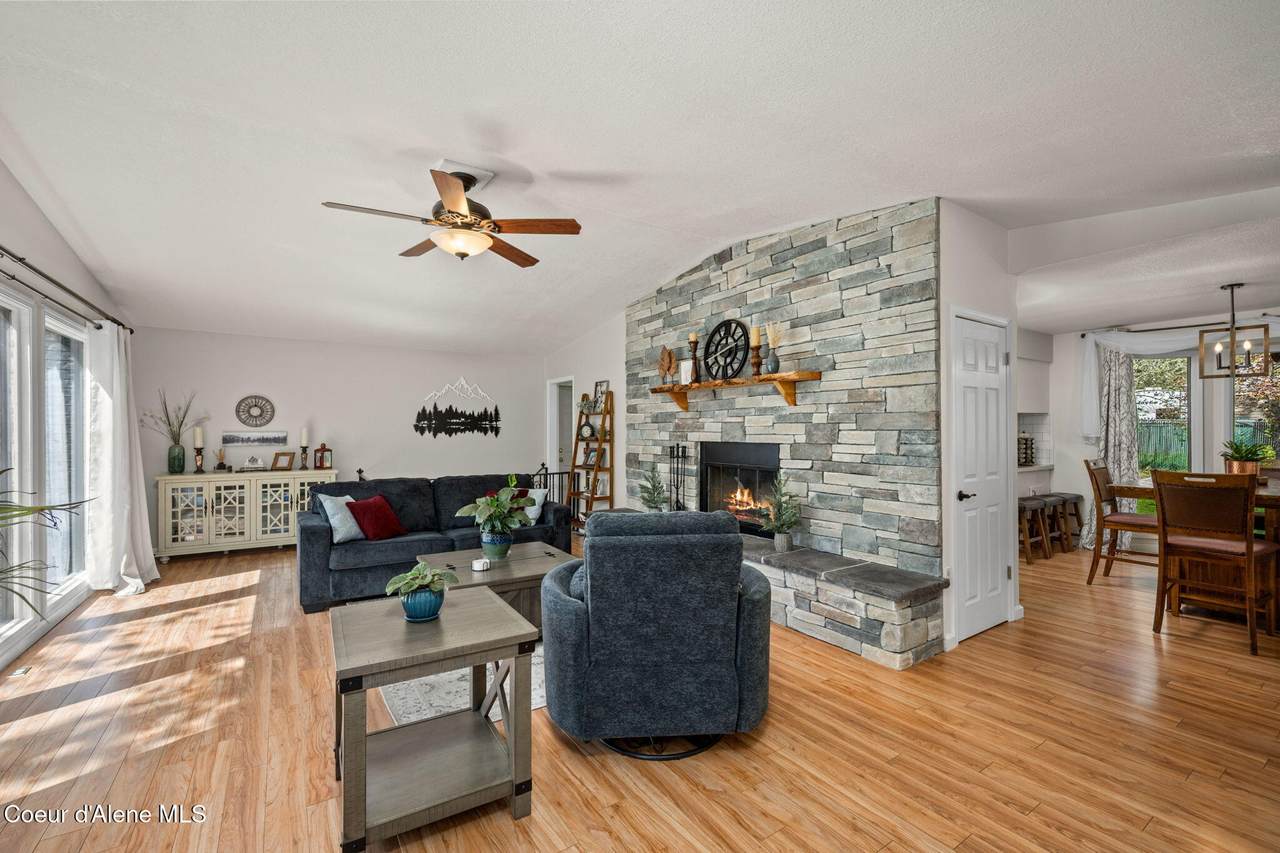 211 Pinewood Dr - Photo 1