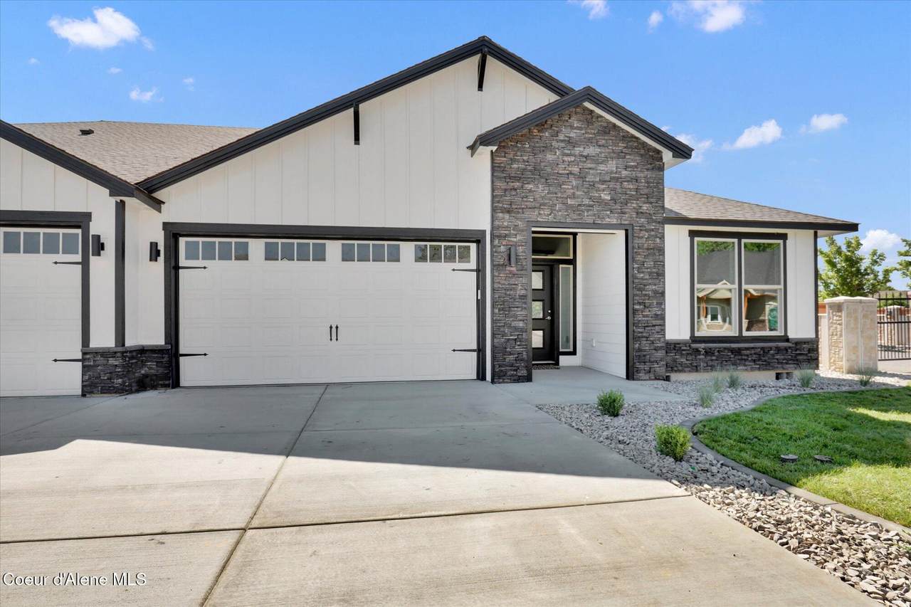 1109 Country Club Dr - Photo 1