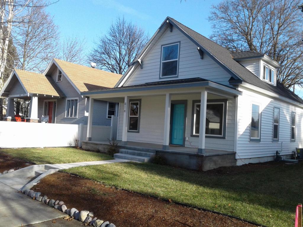 814 3RD St - Photo 1