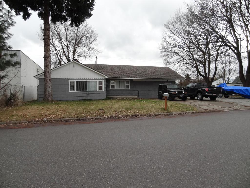 1215 1ST St - Photo 1
