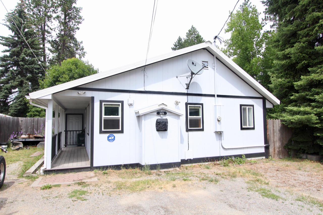 1609 Elm Ave - Photo 1