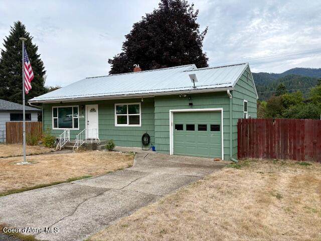 1154 Larch Ave - Photo 1