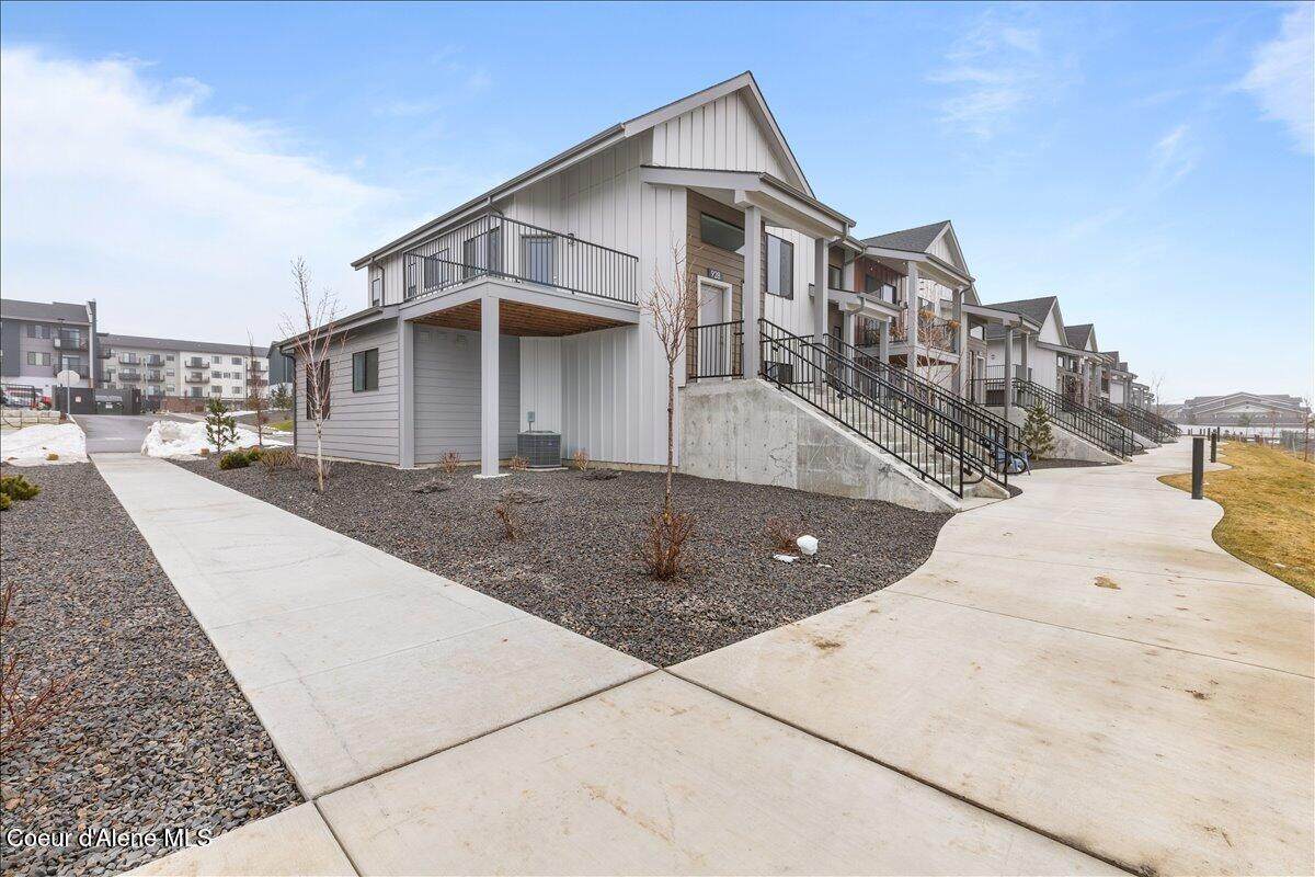 930 Railroad Ave - Photo 1